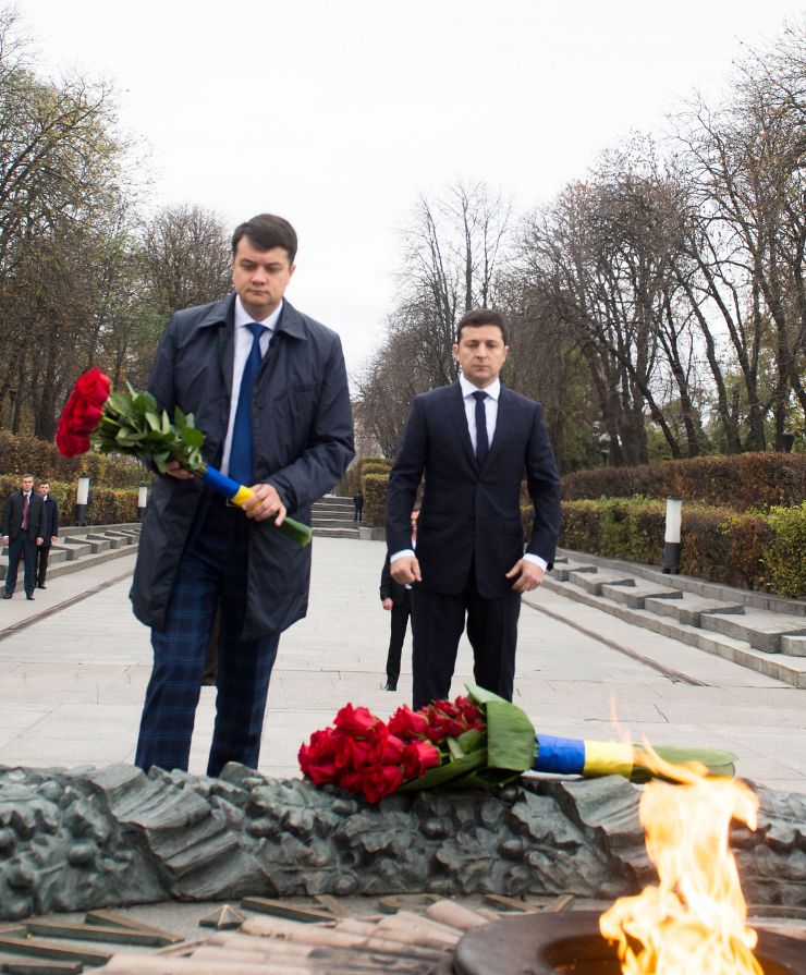 Голова Верховної Ради України Дмитро Разумков, Президент України Володимир Зеленський поклали квіти до могили Невідомого солдата у Парку Вічної Слави з нагоди Дня визволення України від німецько- фашистських загарбників.