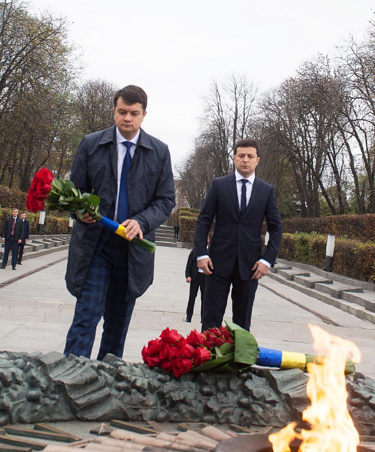 Голова Верховної Ради України Дмитро Разумков, Президент України Володимир Зеленський поклали квіти до могили Невідомого солдата у Парку Вічної Слави з нагоди Дня визволення України від німецько- фашистських загарбників.