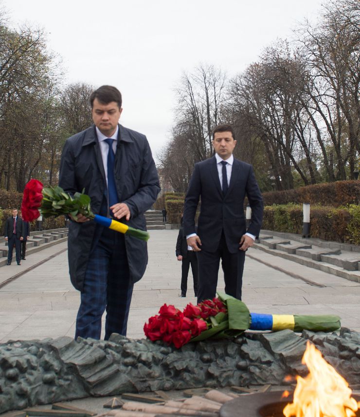 Голова Верховної Ради України Дмитро Разумков, Президент України Володимир Зеленський поклали квіти до могили Невідомого солдата у Парку Вічної Слави з нагоди Дня визволення України від німецько- фашистських загарбників.