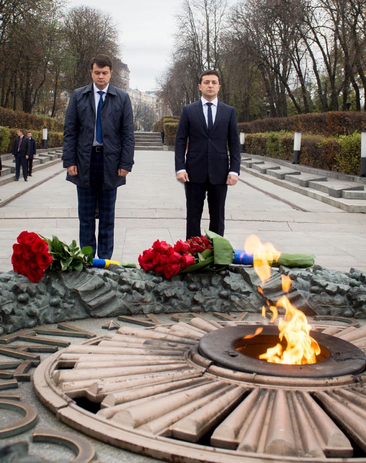 Голова Верховної Ради України Дмитро Разумков, Президент України Володимир Зеленський поклали квіти до могили Невідомого солдата у Парку Вічної Слави з нагоди Дня визволення України від німецько- фашистських загарбників.