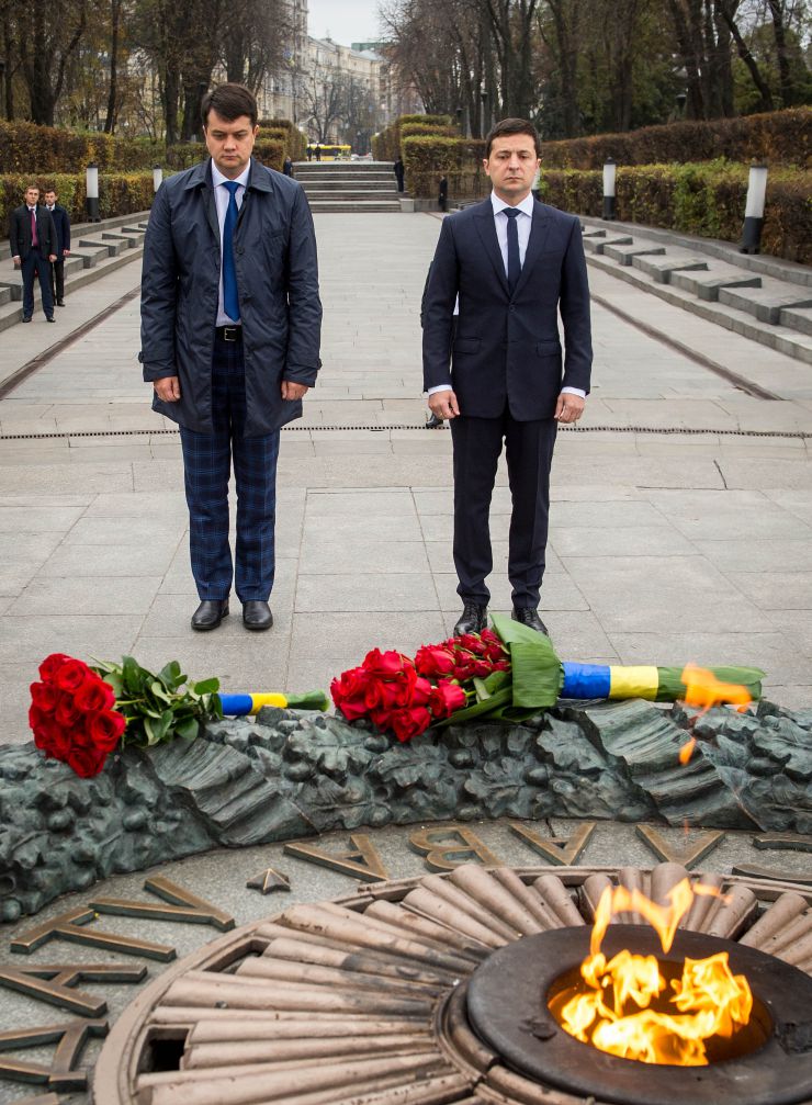 Голова Верховної Ради України Дмитро Разумков, Президент України Володимир Зеленський поклали квіти до могили Невідомого солдата у Парку Вічної Слави з нагоди Дня визволення України від німецько- фашистських загарбників.