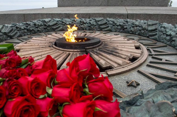 Голова Верховної Ради України Дмитро Разумков, Президент України Володимир Зеленський поклали квіти до могили Невідомого солдата у Парку Вічної Слави з нагоди Дня визволення України від німецько- фашистських загарбників.