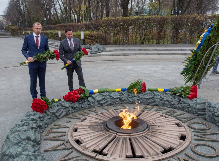 Голова Верховної Ради України Дмитро Разумков, Президент України Володимир Зеленський поклали квіти до могили Невідомого солдата у Парку Вічної Слави з нагоди Дня визволення України від німецько- фашистських загарбників. С. Штучний