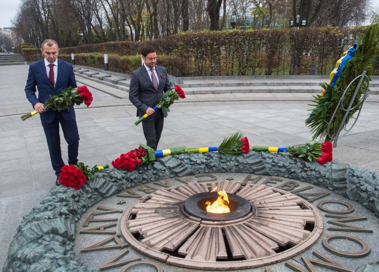 Голова Верховної Ради України Дмитро Разумков, Президент України Володимир Зеленський поклали квіти до могили Невідомого солдата у Парку Вічної Слави з нагоди Дня визволення України від німецько- фашистських загарбників. С. Штучний
