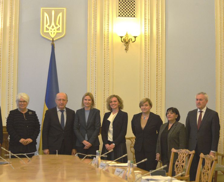 Заступниця Голови Верховної Ради України Олена Кондратюк провела робочу зустріч з делегацією Бюро Парламентської асамблеї ЄС – Східні сусіди (ПА ЄВРОНЕСТ). «Ставимо собі за мету членство у Європейському Союзі, яким би складним і довгим не був цей шлях. Ми використовуємо всі наявні можливості для того, щоб наблизити наше входження до Об’єднаної Європи», - наголосила вона під час зустрічі.

Олена Кондратюк подякувала керівнику делегації Андріусу Кубіліусу та всім членам Бюро за послідовну підтримку України з боку ЄС на шляху реформування та наближення до європейських стандартів. Окремо вона відзначила й надійну підтримку України зі сторони Євросоюзу у протистоянні російській агресії.
