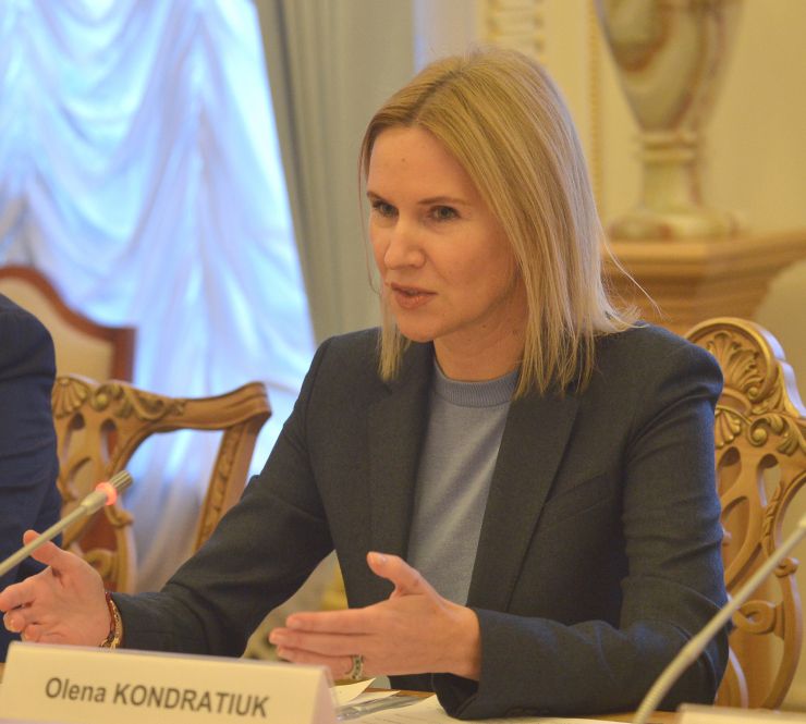 Заступниця Голови Верховної Ради України Олена Кондратюк провела робочу зустріч з делегацією Бюро Парламентської асамблеї ЄС – Східні сусіди (ПА ЄВРОНЕСТ). «Ставимо собі за мету членство у Європейському Союзі, яким би складним і довгим не був цей шлях. Ми використовуємо всі наявні можливості для того, щоб наблизити наше входження до Об’єднаної Європи», - наголосила вона під час зустрічі.

Олена Кондратюк подякувала керівнику делегації Андріусу Кубіліусу та всім членам Бюро за послідовну підтримку України з боку ЄС на шляху реформування та наближення до європейських стандартів. Окремо вона відзначила й надійну підтримку України зі сторони Євросоюзу у протистоянні російській агресії.
