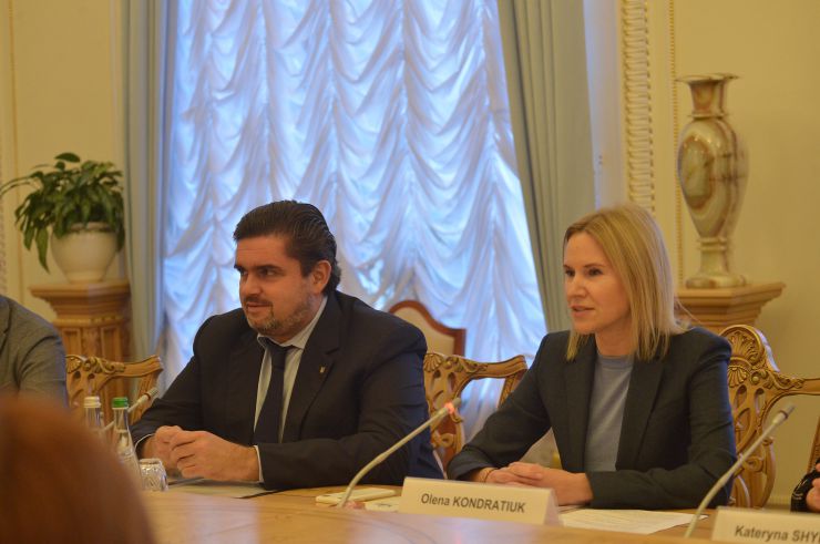 Заступниця Голови Верховної Ради України Олена Кондратюк провела робочу зустріч з делегацією Бюро Парламентської асамблеї ЄС – Східні сусіди (ПА ЄВРОНЕСТ). «Ставимо собі за мету членство у Європейському Союзі, яким би складним і довгим не був цей шлях. Ми використовуємо всі наявні можливості для того, щоб наблизити наше входження до Об’єднаної Європи», - наголосила вона під час зустрічі.

Олена Кондратюк подякувала керівнику делегації Андріусу Кубіліусу та всім членам Бюро за послідовну підтримку України з боку ЄС на шляху реформування та наближення до європейських стандартів. Окремо вона відзначила й надійну підтримку України зі сторони Євросоюзу у протистоянні російській агресії.
