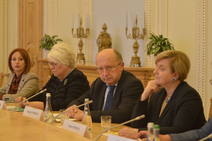 Заступниця Голови Верховної Ради України Олена Кондратюк провела робочу зустріч з делегацією Бюро Парламентської асамблеї ЄС – Східні сусіди (ПА ЄВРОНЕСТ). «Ставимо собі за мету членство у Європейському Союзі, яким би складним і довгим не був цей шлях. Ми використовуємо всі наявні можливості для того, щоб наблизити наше входження до Об’єднаної Європи», - наголосила вона під час зустрічі.

Олена Кондратюк подякувала керівнику делегації Андріусу Кубіліусу та всім членам Бюро за послідовну підтримку України з боку ЄС на шляху реформування та наближення до європейських стандартів. Окремо вона відзначила й надійну підтримку України зі сторони Євросоюзу у протистоянні російській агресії.
