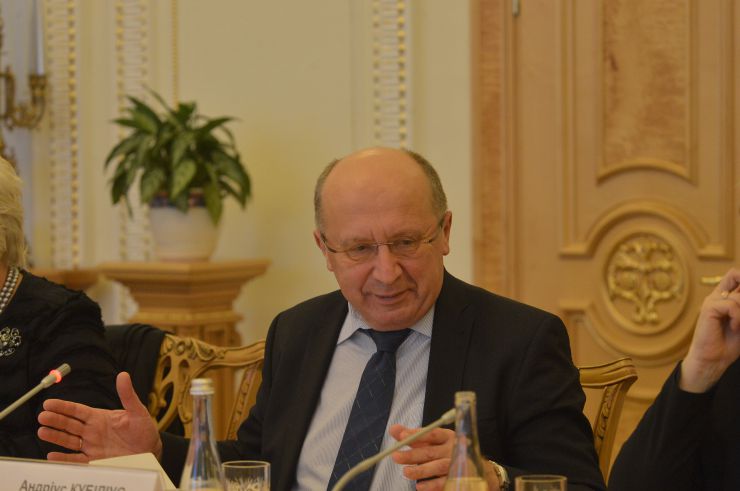 Заступниця Голови Верховної Ради України Олена Кондратюк провела робочу зустріч з делегацією Бюро Парламентської асамблеї ЄС – Східні сусіди (ПА ЄВРОНЕСТ). «Ставимо собі за мету членство у Європейському Союзі, яким би складним і довгим не був цей шлях. Ми використовуємо всі наявні можливості для того, щоб наблизити наше входження до Об’єднаної Європи», - наголосила вона під час зустрічі.

Олена Кондратюк подякувала керівнику делегації Андріусу Кубіліусу та всім членам Бюро за послідовну підтримку України з боку ЄС на шляху реформування та наближення до європейських стандартів. Окремо вона відзначила й надійну підтримку України зі сторони Євросоюзу у протистоянні російській агресії.
