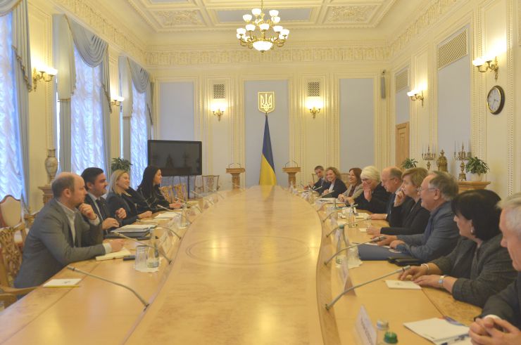 Заступниця Голови Верховної Ради України Олена Кондратюк провела робочу зустріч з делегацією Бюро Парламентської асамблеї ЄС – Східні сусіди (ПА ЄВРОНЕСТ). «Ставимо собі за мету членство у Європейському Союзі, яким би складним і довгим не був цей шлях. Ми використовуємо всі наявні можливості для того, щоб наблизити наше входження до Об’єднаної Європи», - наголосила вона під час зустрічі.

Олена Кондратюк подякувала керівнику делегації Андріусу Кубіліусу та всім членам Бюро за послідовну підтримку України з боку ЄС на шляху реформування та наближення до європейських стандартів. Окремо вона відзначила й надійну підтримку України зі сторони Євросоюзу у протистоянні російській агресії.
