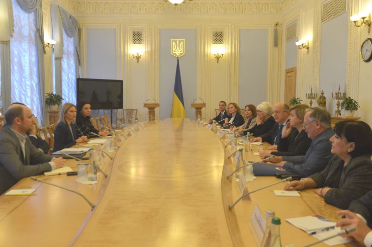 Заступниця Голови Верховної Ради України Олена Кондратюк провела робочу зустріч з делегацією Бюро Парламентської асамблеї ЄС – Східні сусіди (ПА ЄВРОНЕСТ). «Ставимо собі за мету членство у Європейському Союзі, яким би складним і довгим не був цей шлях. Ми використовуємо всі наявні можливості для того, щоб наблизити наше входження до Об’єднаної Європи», - наголосила вона під час зустрічі.

Олена Кондратюк подякувала керівнику делегації Андріусу Кубіліусу та всім членам Бюро за послідовну підтримку України з боку ЄС на шляху реформування та наближення до європейських стандартів. Окремо вона відзначила й надійну підтримку України зі сторони Євросоюзу у протистоянні російській агресії.
