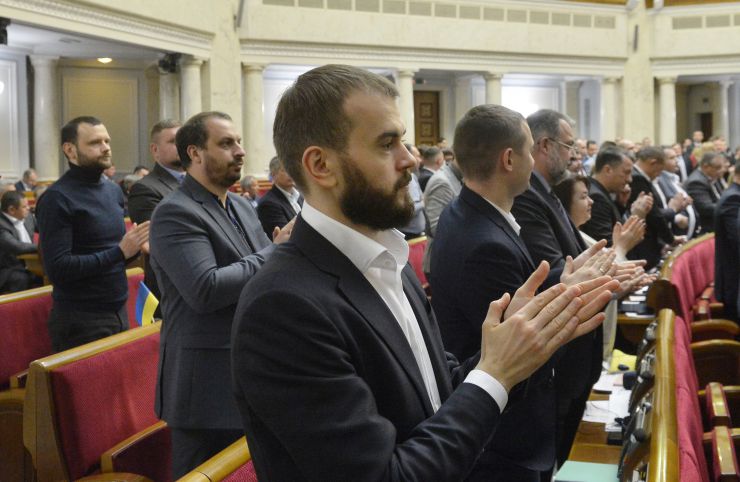 Пленарне засідання Верховної Ради України.

Головуючий повідомив, що до Верховної Ради України надійшло подання Генерального прокурора про надання згоди на притягнення до кримінальної відповідальності, затримання та арешт народного депутата України Дубневича Ярослава Васильовича.
Головуючий надав слово для відповіді на запитання депутатських фракцій Генеральному прокурору Руслану Рябошапці.

Головуючий надав слово для виступу Генеральному секретарю НАТО Єнсу Столтенбергу.
