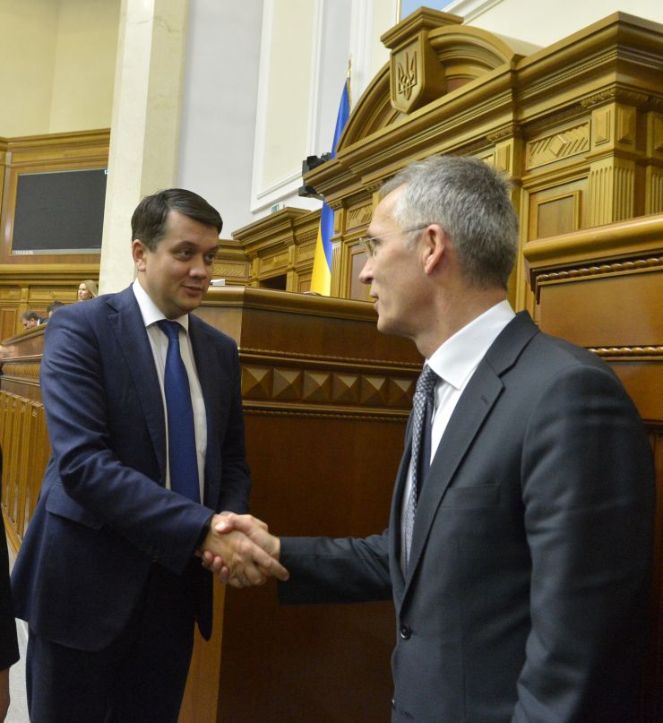 Пленарне засідання Верховної Ради України.

Головуючий повідомив, що до Верховної Ради України надійшло подання Генерального прокурора про надання згоди на притягнення до кримінальної відповідальності, затримання та арешт народного депутата України Дубневича Ярослава Васильовича.
Головуючий надав слово для відповіді на запитання депутатських фракцій Генеральному прокурору Руслану Рябошапці.

Головуючий надав слово для виступу Генеральному секретарю НАТО Єнсу Столтенбергу. Дмитро Разумков Єнс Столтенберг 
