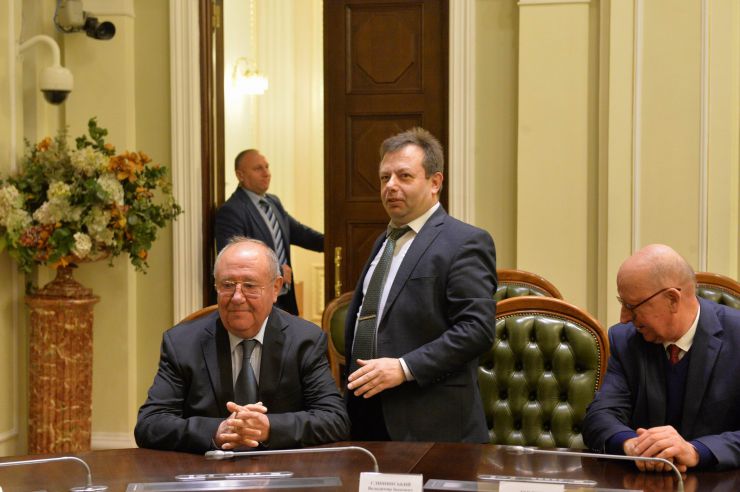 Голова Верховної Ради України Дмитро Разумков представив керівника апарату Верховної Ради України В’ячеслава Штучного. Зайчук, Слишинський, Теплюк