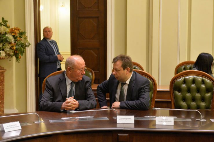 Голова Верховної Ради України Дмитро Разумков представив керівника апарату Верховної Ради України В’ячеслава Штучного. Зайчук, Слишинський