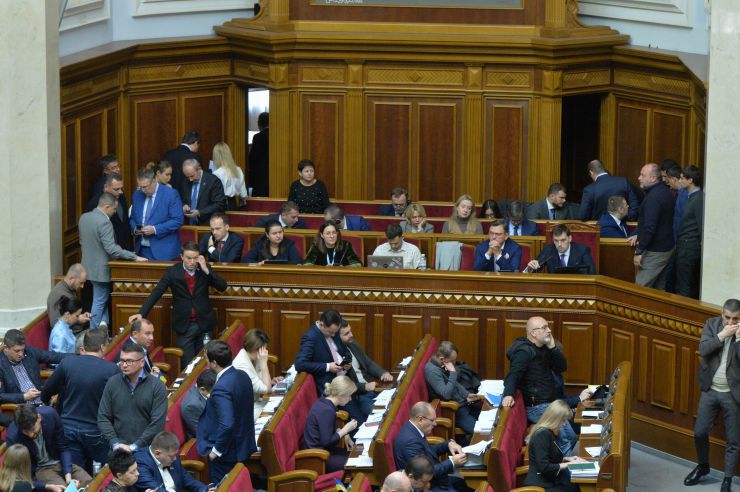 Пленарне засідання Верховної Ради України

Головуючий нагадав, що у п’ятницю проводиться «година запитань до Уряду». У сесійній залі присутні Прем’єр-міністр Олексій Гончарук та члени Кабінету Міністрів. Прем’єр міністр Олексій Гончарук

