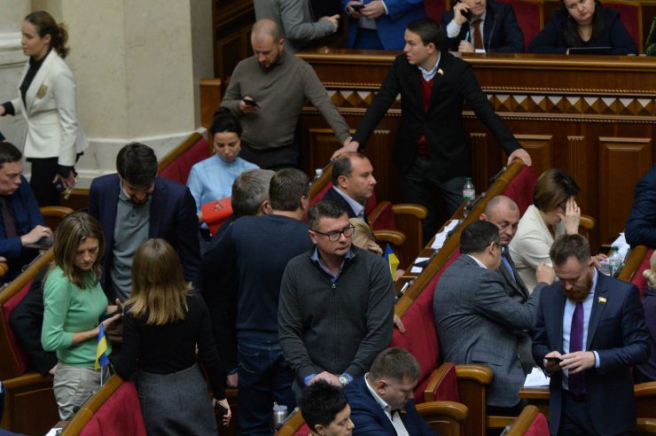 Пленарне засідання Верховної Ради України

Головуючий нагадав, що у п’ятницю проводиться «година запитань до Уряду». У сесійній залі присутні Прем’єр-міністр Олексій Гончарук та члени Кабінету Міністрів.
