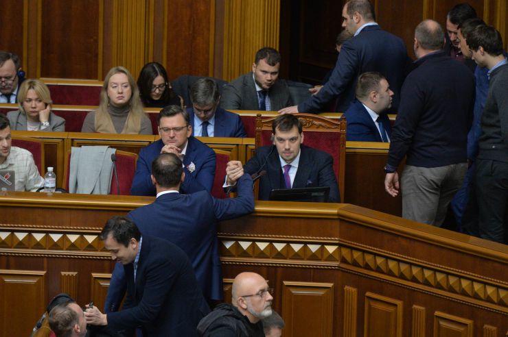 Пленарне засідання Верховної Ради України

Головуючий нагадав, що у п’ятницю проводиться «година запитань до Уряду». У сесійній залі присутні Прем’єр-міністр Олексій Гончарук та члени Кабінету Міністрів. Прем’єр міністр Олексій Гончарук
