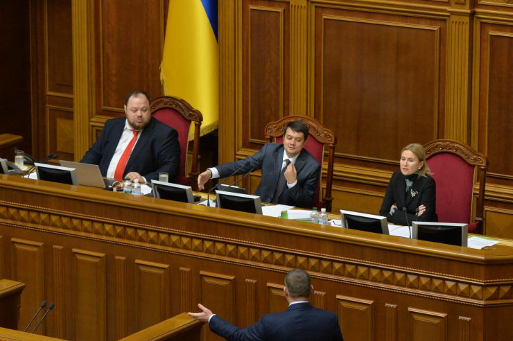 Пленарне засідання Верховної Ради України

Головуючий нагадав, що у п’ятницю проводиться «година запитань до Уряду». У сесійній залі присутні Прем’єр-міністр Олексій Гончарук та члени Кабінету Міністрів. Стефанчук, Разумков, Кондратюк
