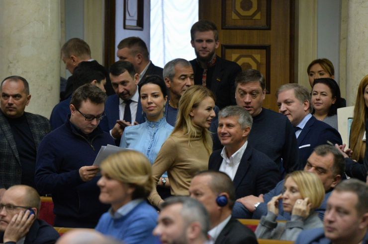 Пленарне засідання Верховної Ради України

Головуючий нагадав, що у п’ятницю проводиться «година запитань до Уряду». У сесійній залі присутні Прем’єр-міністр Олексій Гончарук та члени Кабінету Міністрів.

