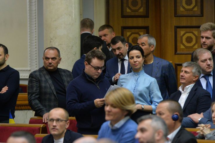 Пленарне засідання Верховної Ради України

Головуючий нагадав, що у п’ятницю проводиться «година запитань до Уряду». У сесійній залі присутні Прем’єр-міністр Олексій Гончарук та члени Кабінету Міністрів.
