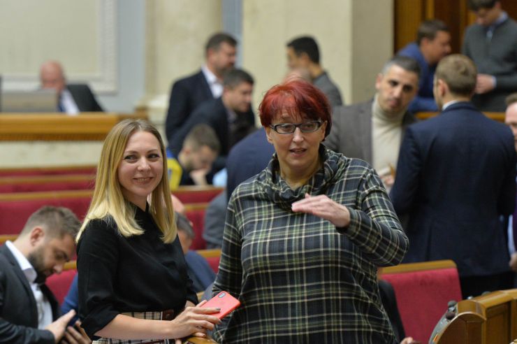 Пленарне засідання Верховної Ради України

Головуючий нагадав, що у п’ятницю проводиться «година запитань до Уряду». У сесійній залі присутні Прем’єр-міністр Олексій Гончарук та члени Кабінету Міністрів. Аліна Загоруйко, Галина Третьякова –обоє СН
