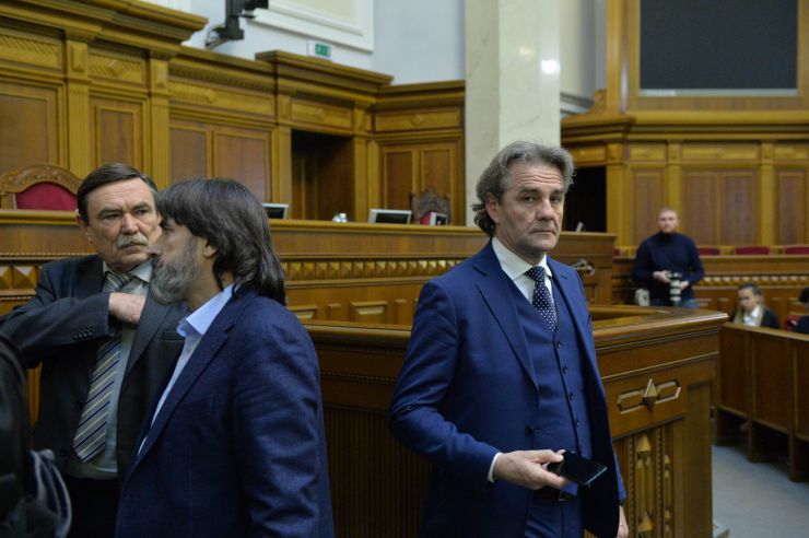 Зустріч голови Верховної Ради Дмитра Разумкова зі студентами Української академії лідерства
Студенти Української академії лідерства відвідали Верховну Раду і відчули себе у ролі народних депутатів
Голова Верховної Ради України Дмитро Разумков зустрівся зі студентами «Української академії лідерства». Під час зустрічі він розповів про механізм та особливості роботи українського парламенту та відповів на запитання молоді. Також студенти мали змогу побути в ролі народних депутатів і пройти процедуру ухвалення законопроекту, підготовленого Академією.
