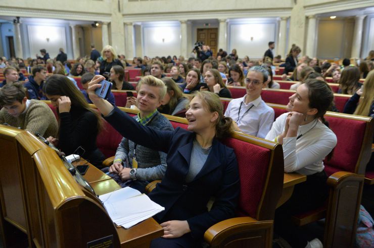 Зустріч голови Верховної Ради Дмитра Разумкова зі студентами Української академії лідерства
Студенти Української академії лідерства відвідали Верховну Раду і відчули себе у ролі народних депутатів
Голова Верховної Ради України Дмитро Разумков зустрівся зі студентами «Української академії лідерства». Під час зустрічі він розповів про механізм та особливості роботи українського парламенту та відповів на запитання молоді. Також студенти мали змогу побути в ролі народних депутатів і пройти процедуру ухвалення законопроекту, підготовленого Академією.
