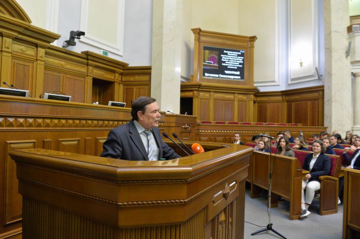 Зустріч голови Верховної Ради Дмитра Разумкова зі студентами Української академії лідерства
Студенти Української академії лідерства відвідали Верховну Раду і відчули себе у ролі народних депутатів
Голова Верховної Ради України Дмитро Разумков зустрівся зі студентами «Української академії лідерства». Під час зустрічі він розповів про механізм та особливості роботи українського парламенту та відповів на запитання молоді. Також студенти мали змогу побути в ролі народних депутатів і пройти процедуру ухвалення законопроекту, підготовленого Академією.
