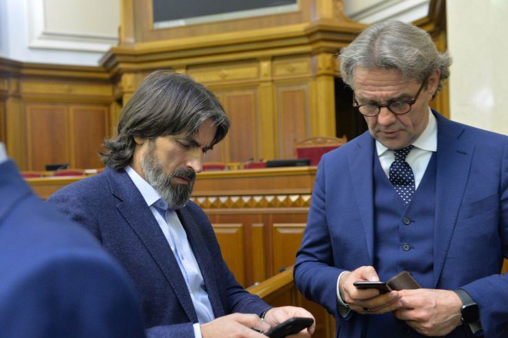 Зустріч голови Верховної Ради Дмитра Разумкова зі студентами Української академії лідерства
Студенти Української академії лідерства відвідали Верховну Раду і відчули себе у ролі народних депутатів
Голова Верховної Ради України Дмитро Разумков зустрівся зі студентами «Української академії лідерства». Під час зустрічі він розповів про механізм та особливості роботи українського парламенту та відповів на запитання молоді. Також студенти мали змогу побути в ролі народних депутатів і пройти процедуру ухвалення законопроекту, підготовленого Академією.
