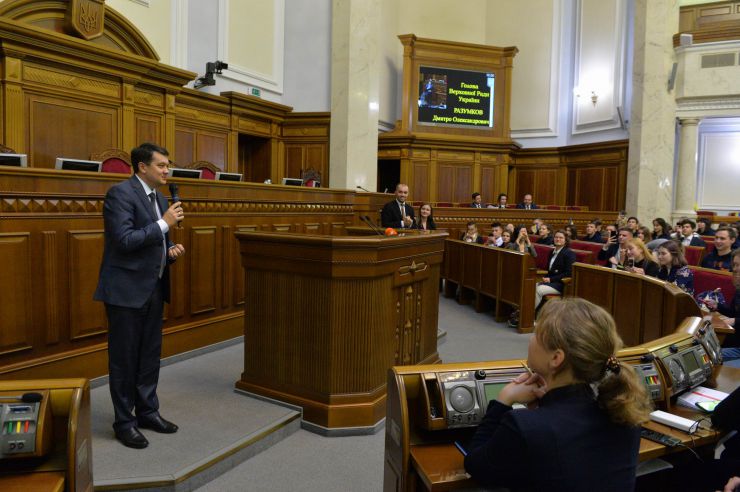 Зустріч голови Верховної Ради Дмитра Разумкова зі студентами Української академії лідерства
Студенти Української академії лідерства відвідали Верховну Раду і відчули себе у ролі народних депутатів
Голова Верховної Ради України Дмитро Разумков зустрівся зі студентами «Української академії лідерства». Під час зустрічі він розповів про механізм та особливості роботи українського парламенту та відповів на запитання молоді. Також студенти мали змогу побути в ролі народних депутатів і пройти процедуру ухвалення законопроекту, підготовленого Академією.
