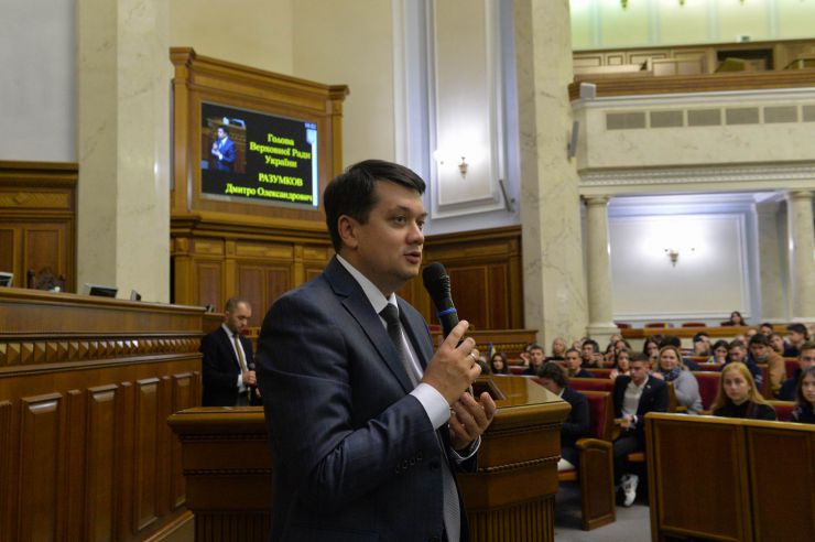 Зустріч голови Верховної Ради Дмитра Разумкова зі студентами Української академії лідерства
Студенти Української академії лідерства відвідали Верховну Раду і відчули себе у ролі народних депутатів
Голова Верховної Ради України Дмитро Разумков зустрівся зі студентами «Української академії лідерства». Під час зустрічі він розповів про механізм та особливості роботи українського парламенту та відповів на запитання молоді. Також студенти мали змогу побути в ролі народних депутатів і пройти процедуру ухвалення законопроекту, підготовленого Академією.
