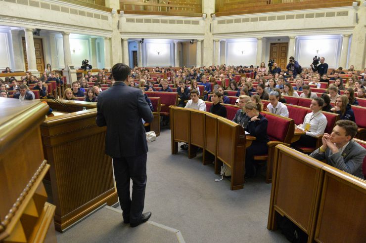 Зустріч голови Верховної Ради Дмитра Разумкова зі студентами Української академії лідерства
Студенти Української академії лідерства відвідали Верховну Раду і відчули себе у ролі народних депутатів
Голова Верховної Ради України Дмитро Разумков зустрівся зі студентами «Української академії лідерства». Під час зустрічі він розповів про механізм та особливості роботи українського парламенту та відповів на запитання молоді. Також студенти мали змогу побути в ролі народних депутатів і пройти процедуру ухвалення законопроекту, підготовленого Академією.
