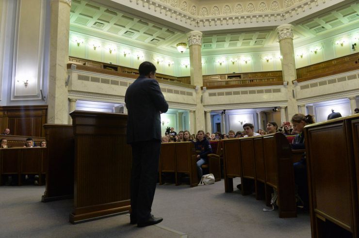Зустріч голови Верховної Ради Дмитра Разумкова зі студентами Української академії лідерства
Студенти Української академії лідерства відвідали Верховну Раду і відчули себе у ролі народних депутатів
Голова Верховної Ради України Дмитро Разумков зустрівся зі студентами «Української академії лідерства». Під час зустрічі він розповів про механізм та особливості роботи українського парламенту та відповів на запитання молоді. Також студенти мали змогу побути в ролі народних депутатів і пройти процедуру ухвалення законопроекту, підготовленого Академією.
