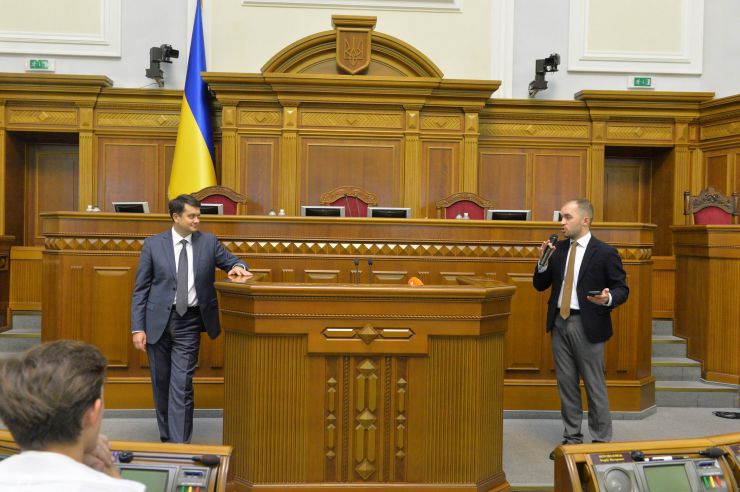 Зустріч голови Верховної Ради Дмитра Разумкова зі студентами Української академії лідерства
Студенти Української академії лідерства відвідали Верховну Раду і відчули себе у ролі народних депутатів
Голова Верховної Ради України Дмитро Разумков зустрівся зі студентами «Української академії лідерства». Під час зустрічі він розповів про механізм та особливості роботи українського парламенту та відповів на запитання молоді. Також студенти мали змогу побути в ролі народних депутатів і пройти процедуру ухвалення законопроекту, підготовленого Академією.
