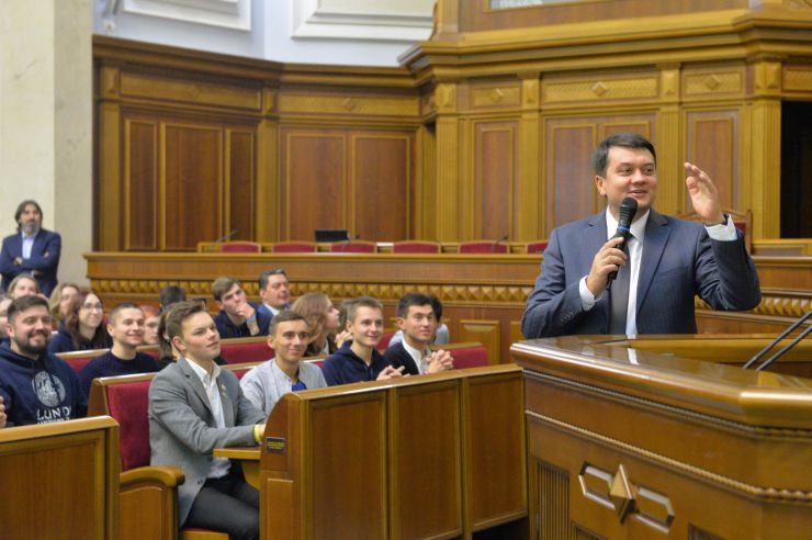 Зустріч голови Верховної Ради Дмитра Разумкова зі студентами Української академії лідерства
Студенти Української академії лідерства відвідали Верховну Раду і відчули себе у ролі народних депутатів
Голова Верховної Ради України Дмитро Разумков зустрівся зі студентами «Української академії лідерства». Під час зустрічі він розповів про механізм та особливості роботи українського парламенту та відповів на запитання молоді. Також студенти мали змогу побути в ролі народних депутатів і пройти процедуру ухвалення законопроекту, підготовленого Академією.
