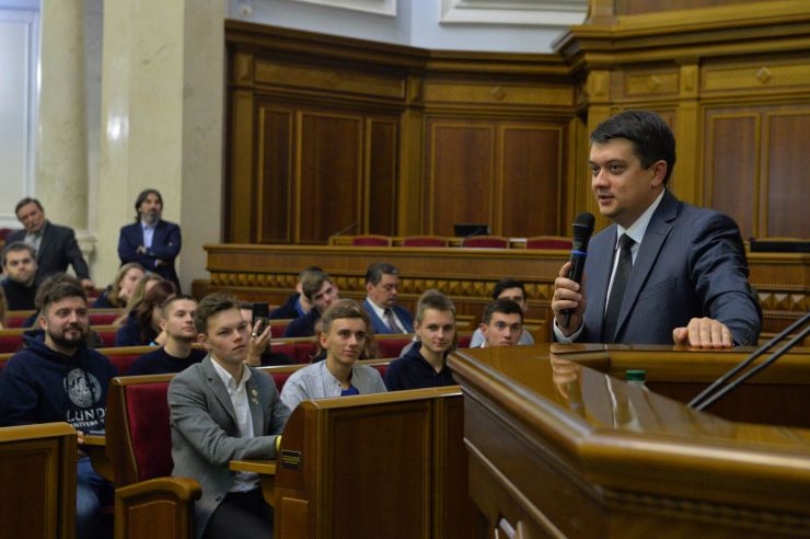 Зустріч голови Верховної Ради Дмитра Разумкова зі студентами Української академії лідерства
Студенти Української академії лідерства відвідали Верховну Раду і відчули себе у ролі народних депутатів
Голова Верховної Ради України Дмитро Разумков зустрівся зі студентами «Української академії лідерства». Під час зустрічі він розповів про механізм та особливості роботи українського парламенту та відповів на запитання молоді. Також студенти мали змогу побути в ролі народних депутатів і пройти процедуру ухвалення законопроекту, підготовленого Академією.
