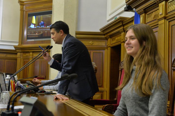 Зустріч голови Верховної Ради Дмитра Разумкова зі студентами Української академії лідерства
Студенти Української академії лідерства відвідали Верховну Раду і відчули себе у ролі народних депутатів
Голова Верховної Ради України Дмитро Разумков зустрівся зі студентами «Української академії лідерства». Під час зустрічі він розповів про механізм та особливості роботи українського парламенту та відповів на запитання молоді. Також студенти мали змогу побути в ролі народних депутатів і пройти процедуру ухвалення законопроекту, підготовленого Академією.
