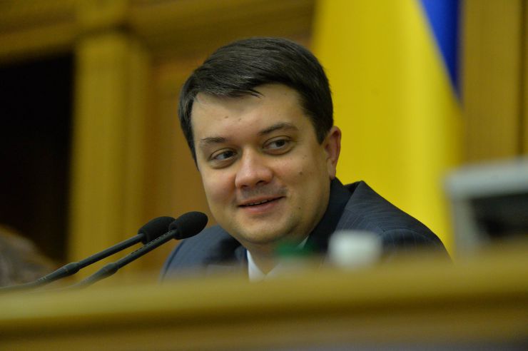 Зустріч голови Верховної Ради Дмитра Разумкова зі студентами Української академії лідерства
Студенти Української академії лідерства відвідали Верховну Раду і відчули себе у ролі народних депутатів
Голова Верховної Ради України Дмитро Разумков зустрівся зі студентами «Української академії лідерства». Під час зустрічі він розповів про механізм та особливості роботи українського парламенту та відповів на запитання молоді. Також студенти мали змогу побути в ролі народних депутатів і пройти процедуру ухвалення законопроекту, підготовленого Академією.
