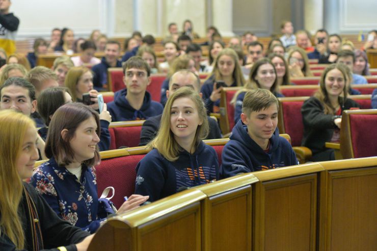 Зустріч голови Верховної Ради Дмитра Разумкова зі студентами Української академії лідерства
Студенти Української академії лідерства відвідали Верховну Раду і відчули себе у ролі народних депутатів
Голова Верховної Ради України Дмитро Разумков зустрівся зі студентами «Української академії лідерства». Під час зустрічі він розповів про механізм та особливості роботи українського парламенту та відповів на запитання молоді. Також студенти мали змогу побути в ролі народних депутатів і пройти процедуру ухвалення законопроекту, підготовленого Академією.
