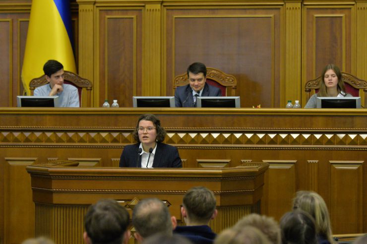 Зустріч голови Верховної Ради Дмитра Разумкова зі студентами Української академії лідерства
Студенти Української академії лідерства відвідали Верховну Раду і відчули себе у ролі народних депутатів
Голова Верховної Ради України Дмитро Разумков зустрівся зі студентами «Української академії лідерства». Під час зустрічі він розповів про механізм та особливості роботи українського парламенту та відповів на запитання молоді. Також студенти мали змогу побути в ролі народних депутатів і пройти процедуру ухвалення законопроекту, підготовленого Академією.
