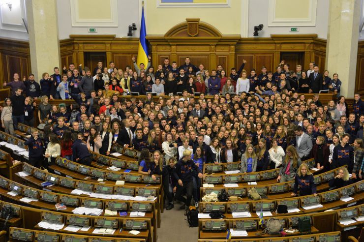 Зустріч голови Верховної Ради Дмитра Разумкова зі студентами Української академії лідерства
Студенти Української академії лідерства відвідали Верховну Раду і відчули себе у ролі народних депутатів
Голова Верховної Ради України Дмитро Разумков зустрівся зі студентами «Української академії лідерства». Під час зустрічі він розповів про механізм та особливості роботи українського парламенту та відповів на запитання молоді. Також студенти мали змогу побути в ролі народних депутатів і пройти процедуру ухвалення законопроекту, підготовленого Академією.

