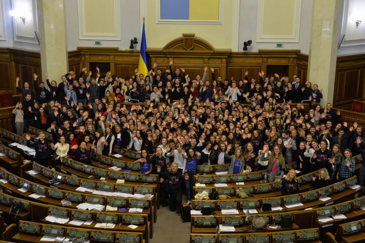 Зустріч голови Верховної Ради Дмитра Разумкова зі студентами Української академії лідерства
Студенти Української академії лідерства відвідали Верховну Раду і відчули себе у ролі народних депутатів
Голова Верховної Ради України Дмитро Разумков зустрівся зі студентами «Української академії лідерства». Під час зустрічі він розповів про механізм та особливості роботи українського парламенту та відповів на запитання молоді. Також студенти мали змогу побути в ролі народних депутатів і пройти процедуру ухвалення законопроекту, підготовленого Академією.

