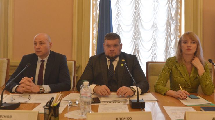 Комітет Верховної Ради України з питань організації державної влади, місцевого самоврядування, регіонального розвитку та містобудування провів комітетські слухання на тему: «Захист інвестицій в житлову нерухомість та шляхи вирішення проблем постраждалих інвесторів». Олександр Літвінов Голова підкомітету з питань житлової політики та житлового господарства Андрій Клочко голова Комітету  Верховної Ради України з питань організації державної влади, місцевого самоврядування, регіонального розвитку та містобудування та Олена Шуляк заступник голови Комітету  