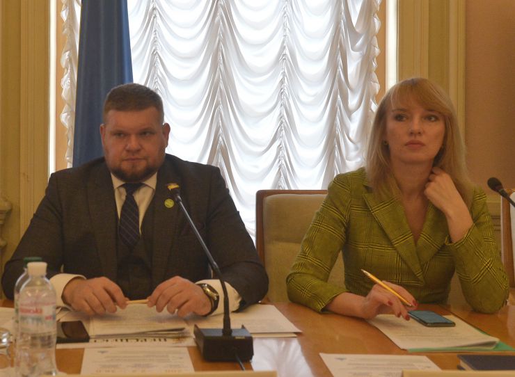 Комітет Верховної Ради України з питань організації державної влади, місцевого самоврядування, регіонального розвитку та містобудування провів комітетські слухання на тему: «Захист інвестицій в житлову нерухомість та шляхи вирішення проблем постраждалих інвесторів». Андрій Клочко голова Комітету  Верховної Ради України з питань організації державної влади, місцевого самоврядування, регіонального розвитку та містобудування та Олена Шуляк заступник голови Комітету  