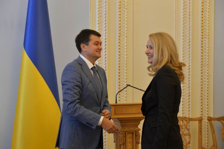 Спільне робоче засідання членів делегації Верховної Ради України в ПАРЄ з членами делегацій країн Балтік+
З вітальним словом виступив Голова Верховної Ради України Дмитро Разумков.

У зустрічі взяли участь з іноземної сторони: Голова делегації Парламенту Латвійської Республіки у Парламентській асамблеї Ради Європи (ПАРЄ) Інесе Лібіня-Егнере, Член делегації Парламенту Латвійської Республіки у ПАРЄ Лінда Озола, Секретар делегації Парламенту Латвійської Республіки у ПАРЄ Мартін Олекшс, Голова делегації Парламенту Королівства Великої Британії та Північної Ірландії у ПАРЄ Сер Роджер Гейл, Голова делегації Парламенту Грузії у ПАРЄ Тамар Чугошвілі, Член делегації Парламенту Грузії у ПАРЄ Георгі Канделакі, Заступник Голови делегації Парламенту Литовської Республіки у ПАРЄ Егідіюс Варейкіс, Член делегації Парламенту Литовської Республіки у ПАРЄ Емануеліс Зингеріс, Секретар делегації Парламенту Литовської Республіки у ПАРЄ Селія Левін, Член делегації Парламенту Естонської Республіки у ПАРЄ Еерік-Нійлес Кросс.
З української сторони: Голова Постійної делегації у ПАРЄ Єлизавета Ясько, члени Постійної делегації у ПАРЄ - Леся Василенко, Сергій Кальченко, Олександр Мережко, Юлія Овчинникова; Керівник Апарату Верховної Ради України Вячеслав Штучний, Заступник міністра закордонних справ України Сергій Кислиця.  Голова ВР України Дмитро Разумков та Голова делегації Парламенту Латвійської Республіки у Парламентській асамблеї Ради Європи (ПАРЄ) Інесе Лібіня-Егнере
