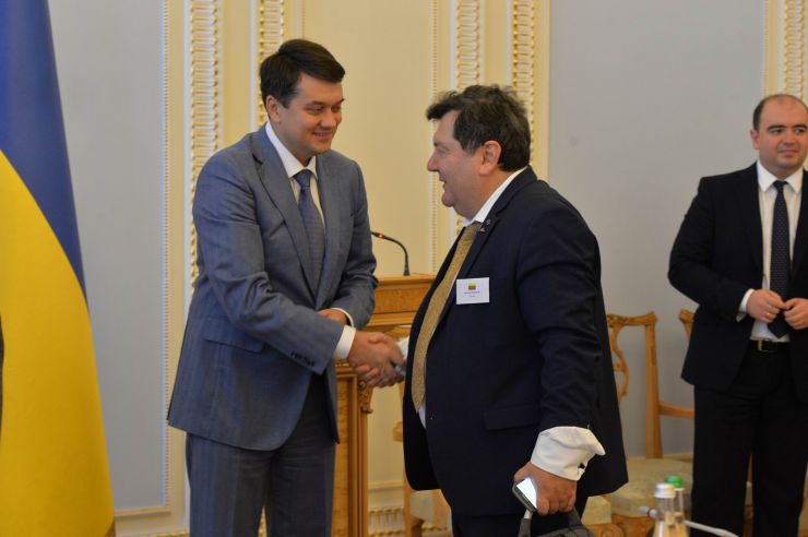 Спільне робоче засідання членів делегації Верховної Ради України в ПАРЄ з членами делегацій країн Балтік+
З вітальним словом виступив Голова Верховної Ради України Дмитро Разумков.

У зустрічі взяли участь з іноземної сторони: Голова делегації Парламенту Латвійської Республіки у Парламентській асамблеї Ради Європи (ПАРЄ) Інесе Лібіня-Егнере, Член делегації Парламенту Латвійської Республіки у ПАРЄ Лінда Озола, Секретар делегації Парламенту Латвійської Республіки у ПАРЄ Мартін Олекшс, Голова делегації Парламенту Королівства Великої Британії та Північної Ірландії у ПАРЄ Сер Роджер Гейл, Голова делегації Парламенту Грузії у ПАРЄ Тамар Чугошвілі, Член делегації Парламенту Грузії у ПАРЄ Георгі Канделакі, Заступник Голови делегації Парламенту Литовської Республіки у ПАРЄ Егідіюс Варейкіс, Член делегації Парламенту Литовської Республіки у ПАРЄ Емануеліс Зингеріс, Секретар делегації Парламенту Литовської Республіки у ПАРЄ Селія Левін, Член делегації Парламенту Естонської Республіки у ПАРЄ Еерік-Нійлес Кросс.
З української сторони: Голова Постійної делегації у ПАРЄ Єлизавета Ясько, члени Постійної делегації у ПАРЄ - Леся Василенко, Сергій Кальченко, Олександр Мережко, Юлія Овчинникова; Керівник Апарату Верховної Ради України Вячеслав Штучний, Заступник міністра закордонних справ України Сергій Кислиця.  Голова ВР України Дмитро Разумков та Член делегації Парламенту Литовської Республіки у ПАРЄ Емануеліс Зингеріс 