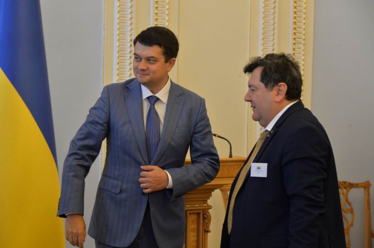 Спільне робоче засідання членів делегації Верховної Ради України в ПАРЄ з членами делегацій країн Балтік+
З вітальним словом виступив Голова Верховної Ради України Дмитро Разумков.

У зустрічі взяли участь з іноземної сторони: Голова делегації Парламенту Латвійської Республіки у Парламентській асамблеї Ради Європи (ПАРЄ) Інесе Лібіня-Егнере, Член делегації Парламенту Латвійської Республіки у ПАРЄ Лінда Озола, Секретар делегації Парламенту Латвійської Республіки у ПАРЄ Мартін Олекшс, Голова делегації Парламенту Королівства Великої Британії та Північної Ірландії у ПАРЄ Сер Роджер Гейл, Голова делегації Парламенту Грузії у ПАРЄ Тамар Чугошвілі, Член делегації Парламенту Грузії у ПАРЄ Георгі Канделакі, Заступник Голови делегації Парламенту Литовської Республіки у ПАРЄ Егідіюс Варейкіс, Член делегації Парламенту Литовської Республіки у ПАРЄ Емануеліс Зингеріс, Секретар делегації Парламенту Литовської Республіки у ПАРЄ Селія Левін, Член делегації Парламенту Естонської Республіки у ПАРЄ Еерік-Нійлес Кросс.
З української сторони: Голова Постійної делегації у ПАРЄ Єлизавета Ясько, члени Постійної делегації у ПАРЄ - Леся Василенко, Сергій Кальченко, Олександр Мережко, Юлія Овчинникова; Керівник Апарату Верховної Ради України Вячеслав Штучний, Заступник міністра закордонних справ України Сергій Кислиця.  Голова ВР України Дмитро Разумков та Член делегації Парламенту Литовської Республіки у ПАРЄ Емануеліс Зингеріс 