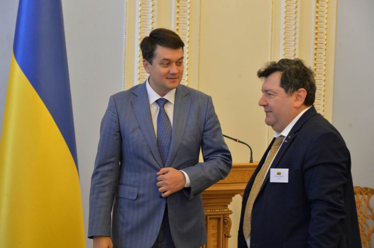 Спільне робоче засідання членів делегації Верховної Ради України в ПАРЄ з членами делегацій країн Балтік+
З вітальним словом виступив Голова Верховної Ради України Дмитро Разумков.

У зустрічі взяли участь з іноземної сторони: Голова делегації Парламенту Латвійської Республіки у Парламентській асамблеї Ради Європи (ПАРЄ) Інесе Лібіня-Егнере, Член делегації Парламенту Латвійської Республіки у ПАРЄ Лінда Озола, Секретар делегації Парламенту Латвійської Республіки у ПАРЄ Мартін Олекшс, Голова делегації Парламенту Королівства Великої Британії та Північної Ірландії у ПАРЄ Сер Роджер Гейл, Голова делегації Парламенту Грузії у ПАРЄ Тамар Чугошвілі, Член делегації Парламенту Грузії у ПАРЄ Георгі Канделакі, Заступник Голови делегації Парламенту Литовської Республіки у ПАРЄ Егідіюс Варейкіс, Член делегації Парламенту Литовської Республіки у ПАРЄ Емануеліс Зингеріс, Секретар делегації Парламенту Литовської Республіки у ПАРЄ Селія Левін, Член делегації Парламенту Естонської Республіки у ПАРЄ Еерік-Нійлес Кросс.
З української сторони: Голова Постійної делегації у ПАРЄ Єлизавета Ясько, члени Постійної делегації у ПАРЄ - Леся Василенко, Сергій Кальченко, Олександр Мережко, Юлія Овчинникова; Керівник Апарату Верховної Ради України Вячеслав Штучний, Заступник міністра закордонних справ України Сергій Кислиця.  Голова ВР України Дмитро Разумков та Член делегації Парламенту Литовської Республіки у ПАРЄ Емануеліс Зингеріс 