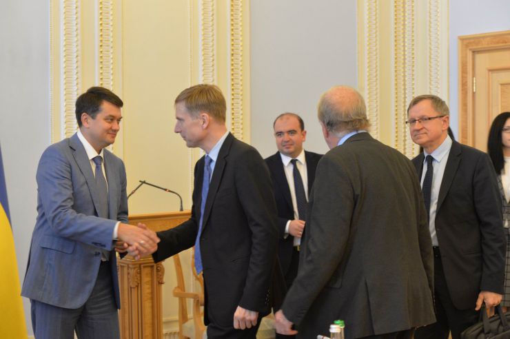 Спільне робоче засідання членів делегації Верховної Ради України в ПАРЄ з членами делегацій країн Балтік+
З вітальним словом виступив Голова Верховної Ради України Дмитро Разумков.

У зустрічі взяли участь з іноземної сторони: Голова делегації Парламенту Латвійської Республіки у Парламентській асамблеї Ради Європи (ПАРЄ) Інесе Лібіня-Егнере, Член делегації Парламенту Латвійської Республіки у ПАРЄ Лінда Озола, Секретар делегації Парламенту Латвійської Республіки у ПАРЄ Мартін Олекшс, Голова делегації Парламенту Королівства Великої Британії та Північної Ірландії у ПАРЄ Сер Роджер Гейл, Голова делегації Парламенту Грузії у ПАРЄ Тамар Чугошвілі, Член делегації Парламенту Грузії у ПАРЄ Георгі Канделакі, Заступник Голови делегації Парламенту Литовської Республіки у ПАРЄ Егідіюс Варейкіс, Член делегації Парламенту Литовської Республіки у ПАРЄ Емануеліс Зингеріс, Секретар делегації Парламенту Литовської Республіки у ПАРЄ Селія Левін, Член делегації Парламенту Естонської Республіки у ПАРЄ Еерік-Нійлес Кросс.
З української сторони: Голова Постійної делегації у ПАРЄ Єлизавета Ясько, члени Постійної делегації у ПАРЄ - Леся Василенко, Сергій Кальченко, Олександр Мережко, Юлія Овчинникова; Керівник Апарату Верховної Ради України Вячеслав Штучний, Заступник міністра закордонних справ України Сергій Кислиця. 
